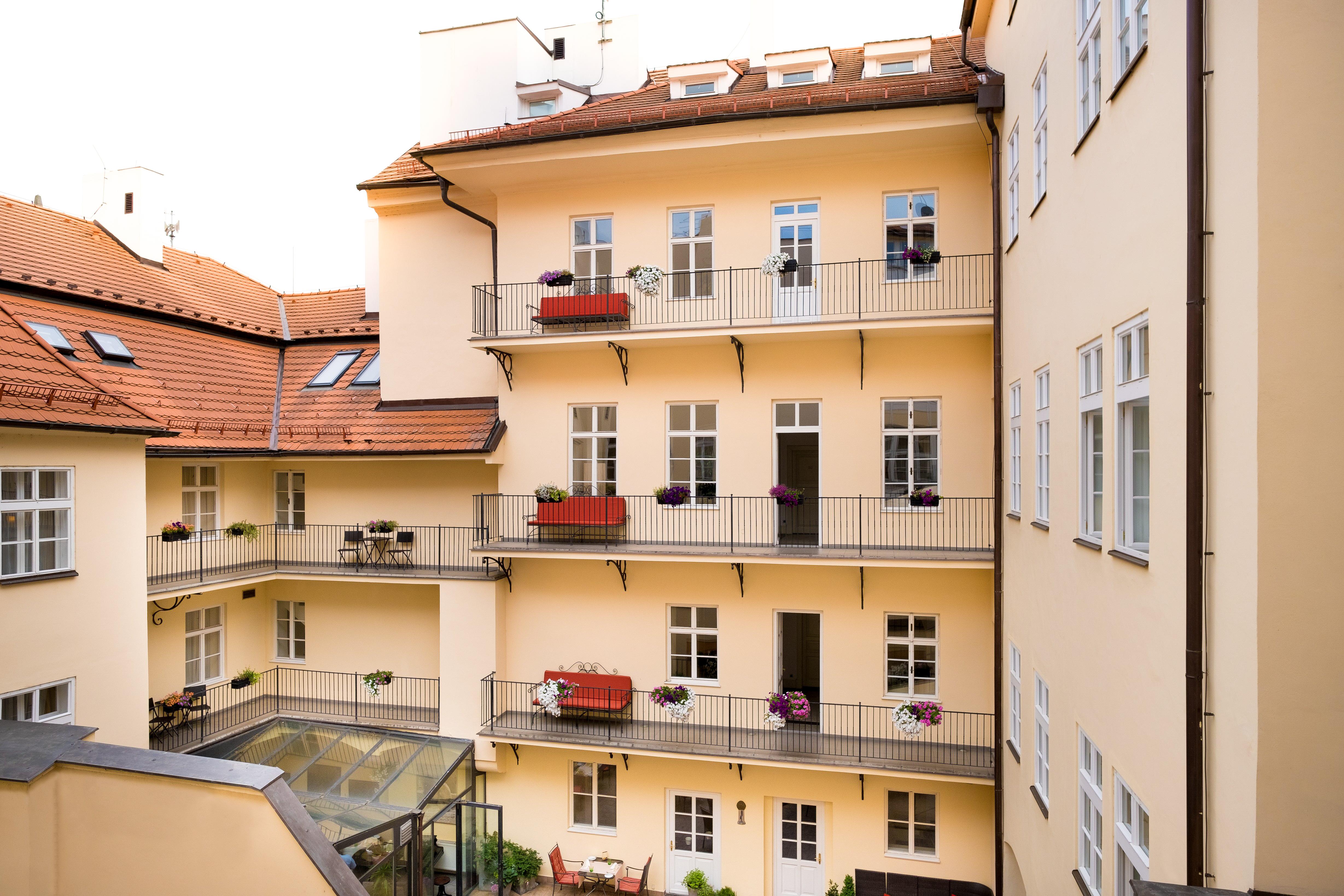 Hotel Bookquet Prag Exterior foto The courtyard of the house
