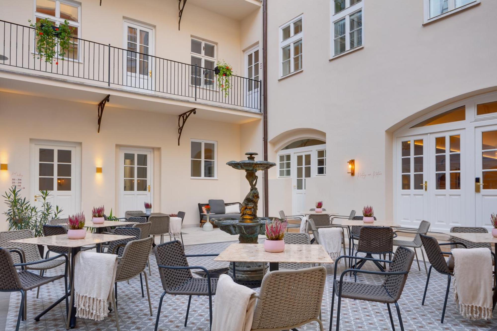 Hotel Bookquet Prag Exterior foto The courtyard of the hotel